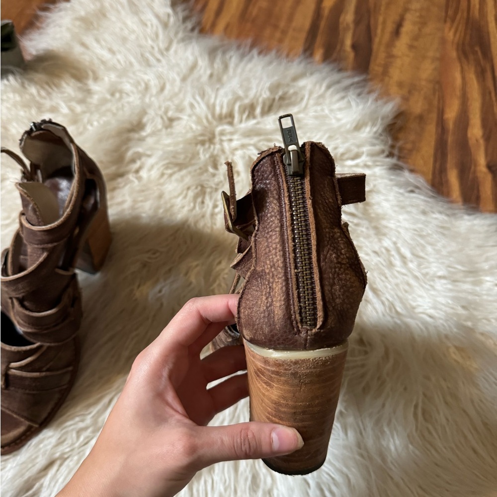 Freebird Claw Strappy Leather Heeled Sandals Brown - Picture 6 of 9